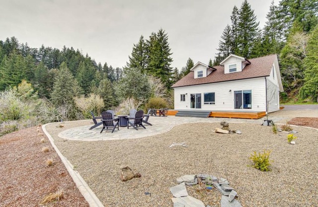 Charming Florence Home with Fire Pit and River Views!