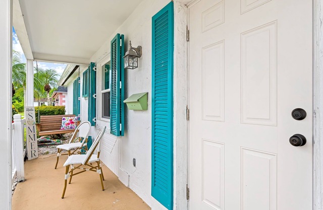 Charming Florida home: only 2 miles to the beach and 5th Ave