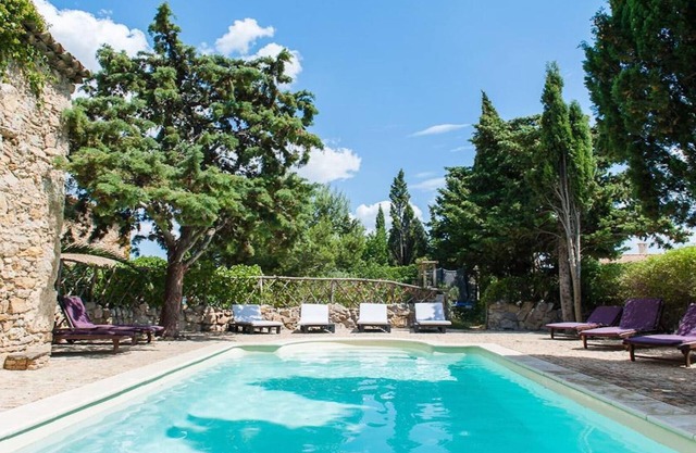 Encantadora casa de campo en un jardín secreto, con piscina en el auténtico pueblo rural