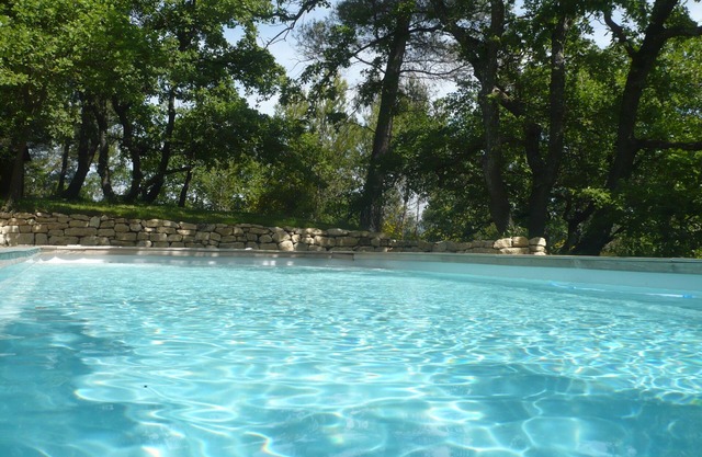 Encantadora villa con piscina y jardín tranquilo.