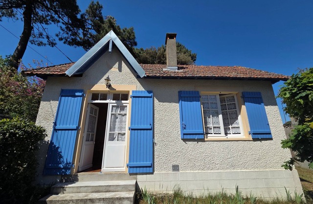 Casa de Playa Auténtica: Jardín Privado, a Cercanías de Mar, Playa y Comercio