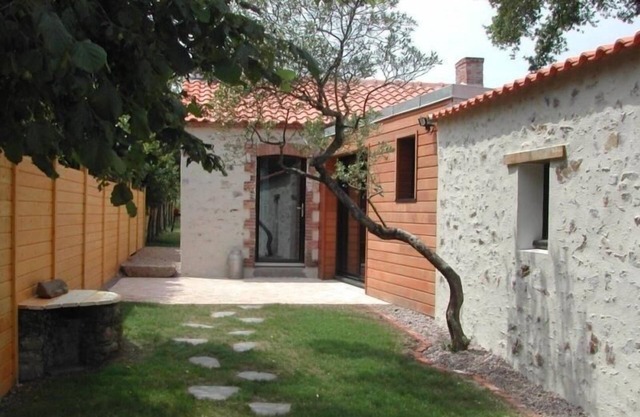 Casa de piedra renovada, cerca de la playa, jardín, WiFi, ideal para ciclistas