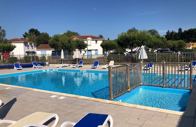 Acogedora casita con terraza, 2-4 plazas, piscina y actividades, cerca de la playa
