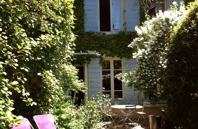 Charming house with wooded garden in pretty village 15mns from LYON