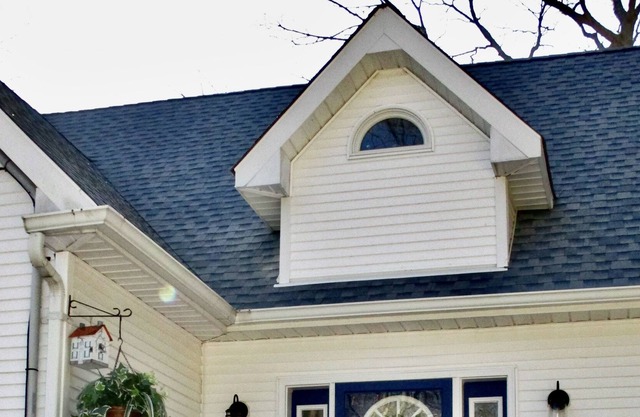Charming French Country waterfront, Bay Beach. Hot tub! New rates & Discounts!