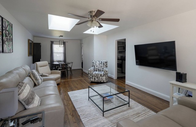 Charming, fully equipped 3-bedroom home mins from DTRaleigh