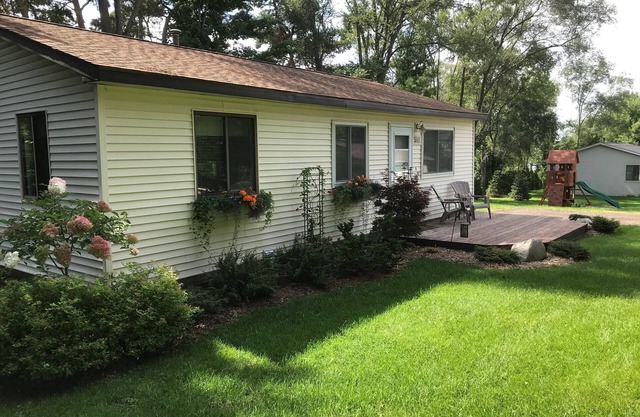 Encantadora cabaña totalmente amueblada con fachada compartida en Silver Lake Traverse City