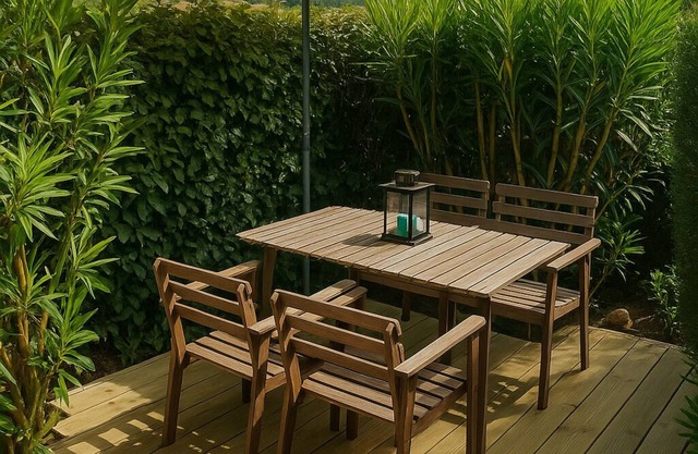 Jardín de apartamentos con encanto junto al mar, a 150 metros de la playa.