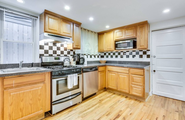 Charming Garden Apartment - Perfect for a Family Getaway by RedAwning