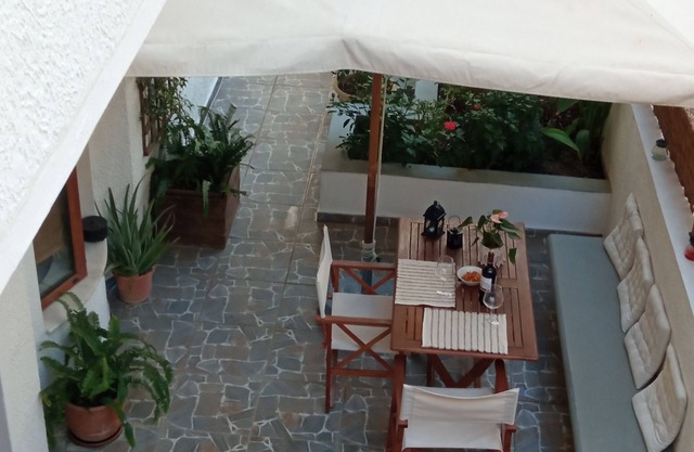 Charming Garden Apartment