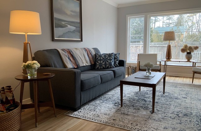 Charming garden cottage downtown Ellison Bay walking distance to lake and shops