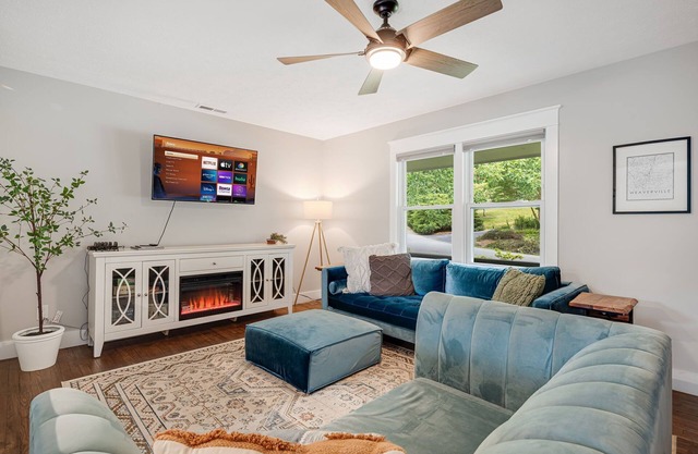 Charming getaway in Weaverville! Great location!