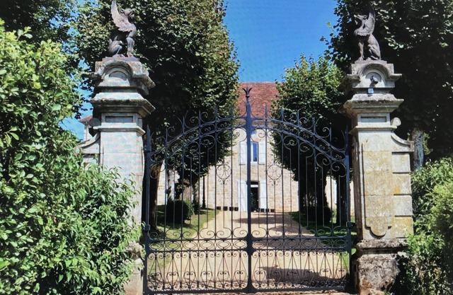 Luxury cottage in a castle in town