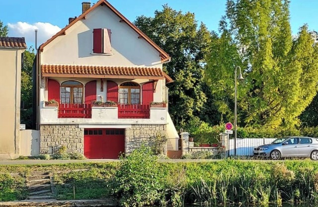 CHARMING GITE IN THE MARAIS POITEVIN