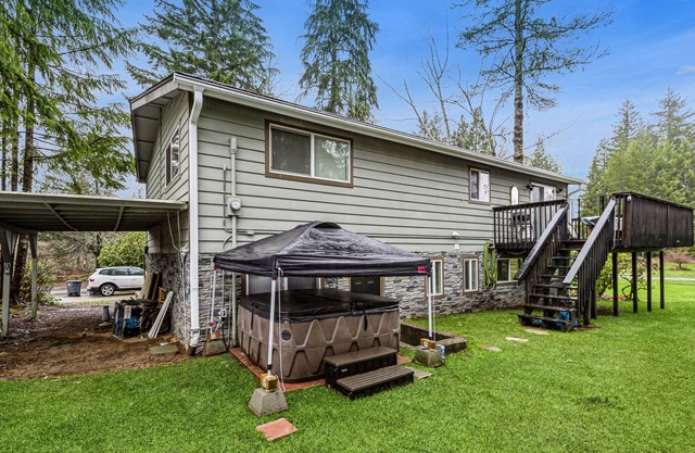 Charming golf-side stay with firepit, hot tub, grill, & pool table - W/D & AC