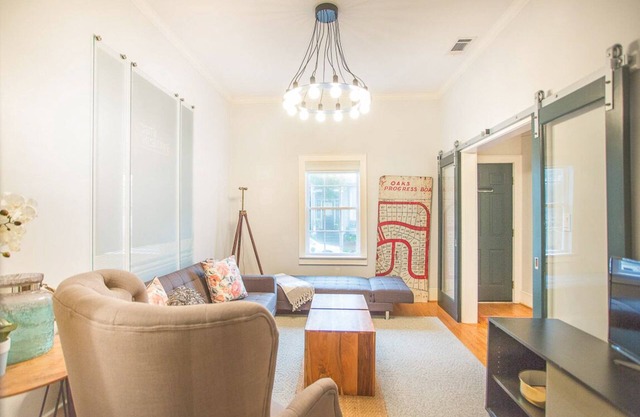 Quédate con Lucky Savannah: ¡Un encantador refugio en Gordon Street con patio!