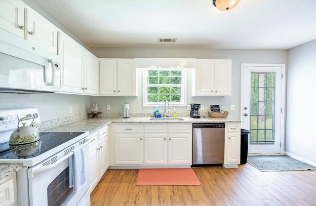Charming Gray Home- 5 mins from GSU!
