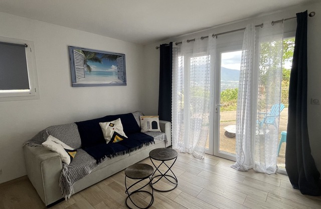 Charming ground floor villa between sea and mountains