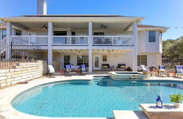 Stylish Luxury Retreat Near Austin: Perfect for Weekend Getaways w/ Sunset Views