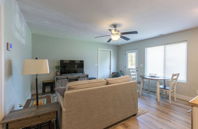 Charming guest house on private property with AC in quiet part of Ozark