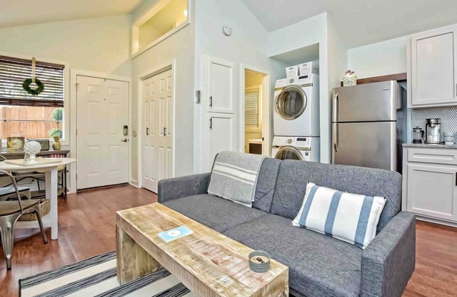 Charming guesthouse with full kitchen, private entrance & fenced patio