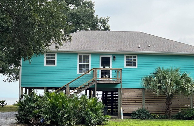 Charming Gulf Front pet-friendly 2-bedroom house in Ocean Springs with WiFi