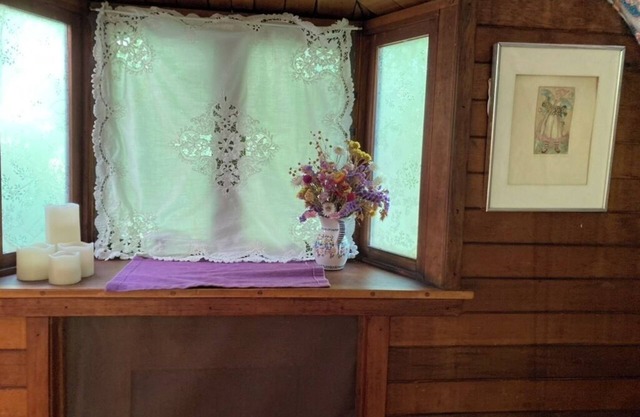 Charming Gypsy Caravan in private yard near university, downtown and river park