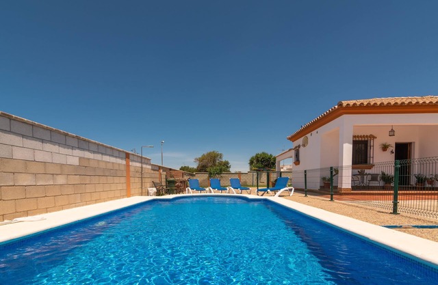 Encantadora casa con piscina, terraza, jardín y Wi-Fi; Mascotas permitidas, estacionamiento disponible