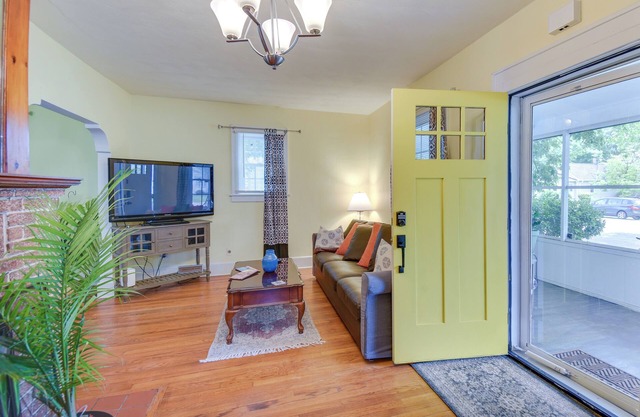 Charming Hampton Home ~ 7 Mi to Buckroe Beach!