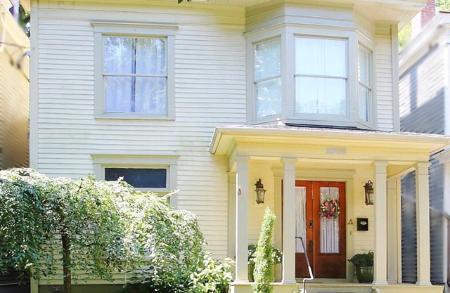 Encantadora Highlands victoriana con piscina - Calle tranquila ¡A solo 2 cuadras del Strip!
