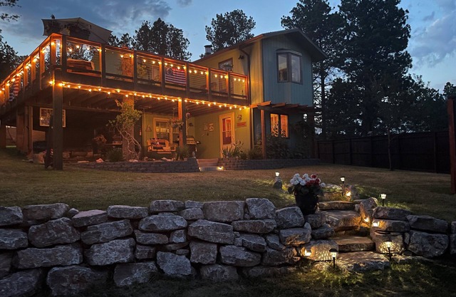 Charming Hillside Hideaway with great views. NO CLEANING FEE