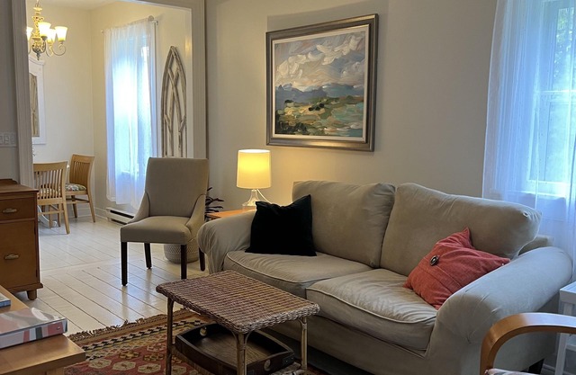 Charming historic building mins walk to beach, downtown, train and amenities