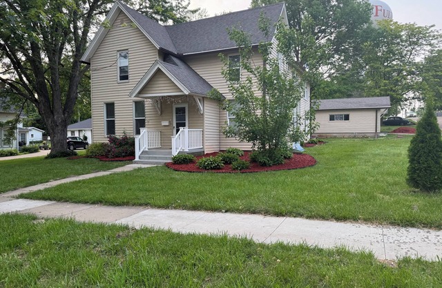 Charming Historic Home with 2 Queen Beds & Backyard in Fulton, IL
