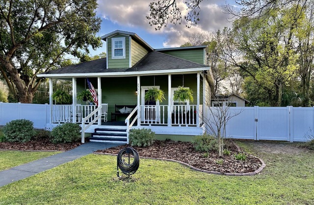 Charming, historic cottage walking distance to downtown High Springs