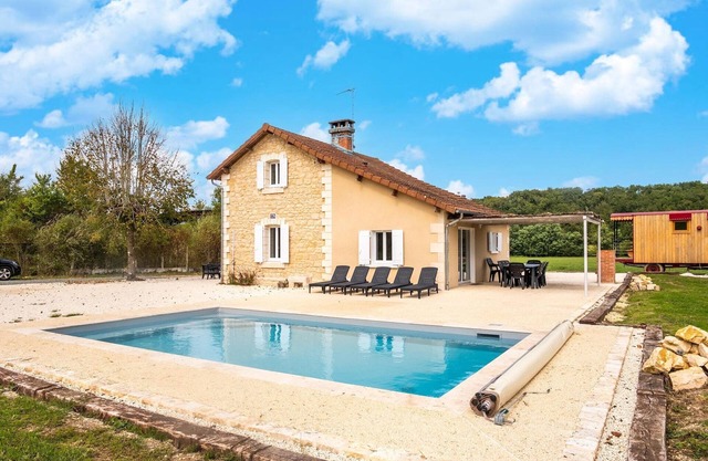 Casa Encantadora en Hautefort con Piscina