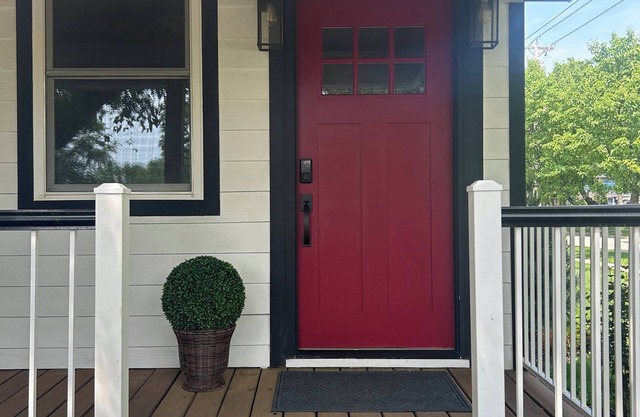 Charming Home - 4 blocks from Downtown Lake Geneva – 3 En-Suite Bedrooms