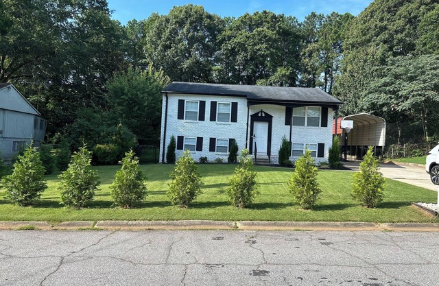 Charming House is delightfully located near the Airport and the city of Atlanta.