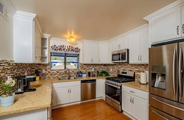 Charming Home: Cozy Retreat Near Top Attractions