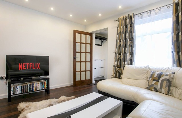 Charming Home - Free Parking - Private Garden| Pass the Keys