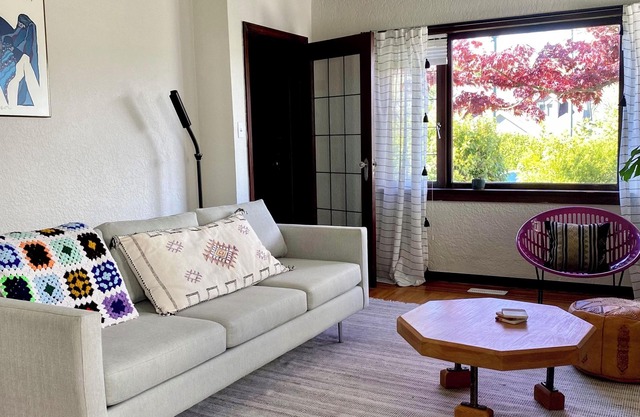Charming Home in Kitsilano FREE Parking+Laundry