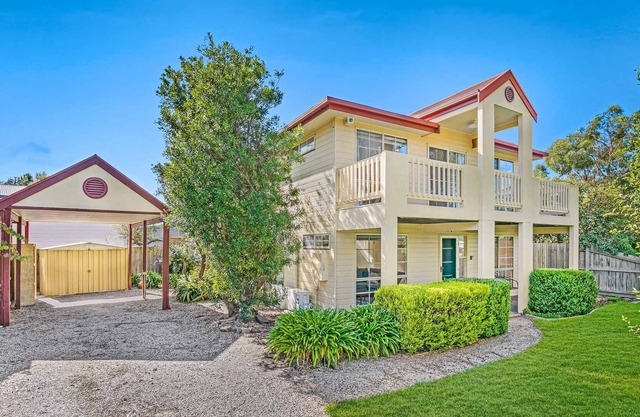Charming home in quiet location in Silverleaves. Five minutes walk to popular Silverleaves beach.