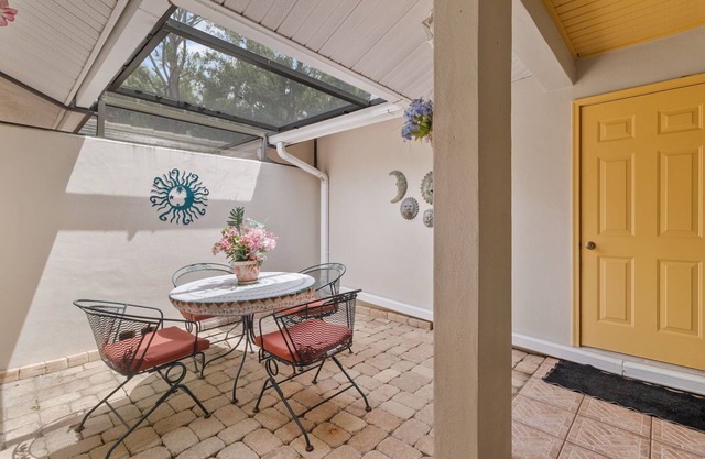 Charming Home in Serene Neighborhood 15 mins to the Beach