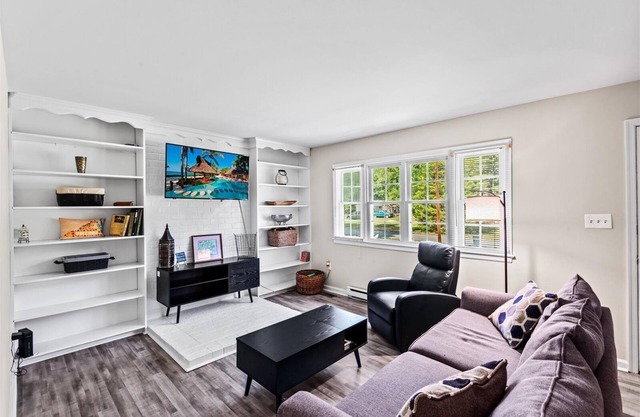Charming Home Minutes from Town ! Close to Golf Course and Kings Dominion !