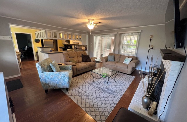 Charming home near 1-10, WiFi, deck, close to everything, yard, pets, 65” TV.