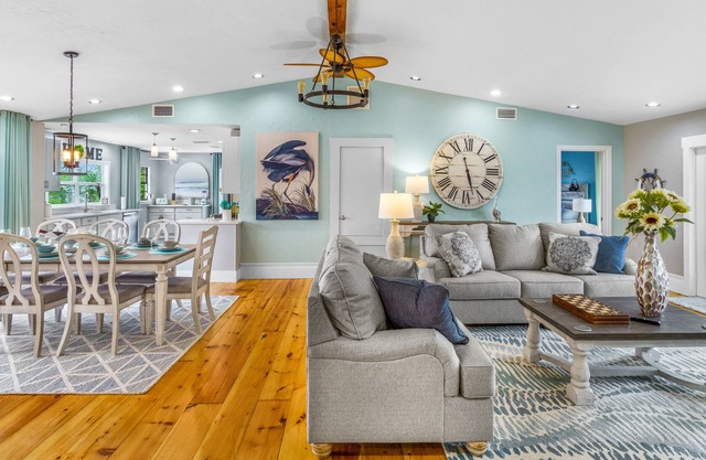 ☆Charming Home♡ Near Anna Maria Beach♡ Heated Pool+Games☆
