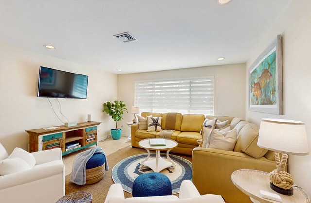 Charming home near the ocean with gas grill, AC & Wifi