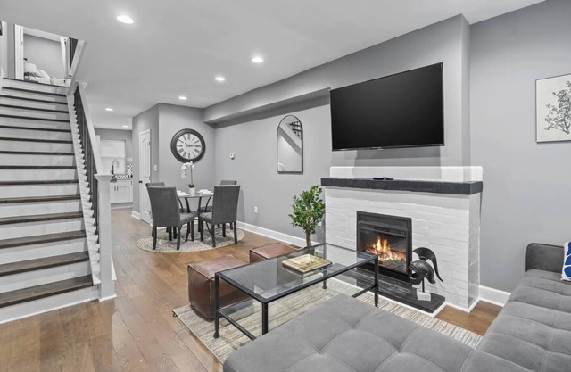 Charming Home: Parking, Sleeps 10, WFH Space