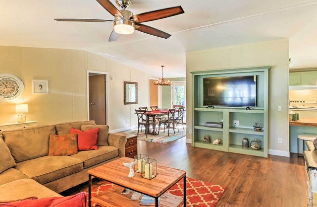 Encantadora casa w / Deck & Yard - 1 Mi al lago Texoma!