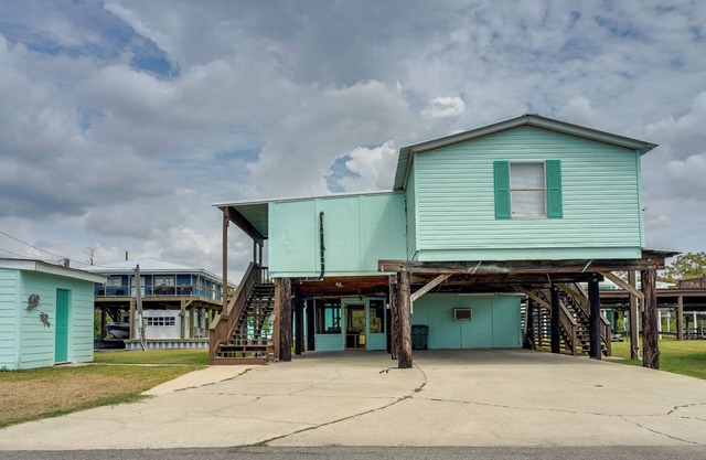 Charming Home w/ Dock, Fishing Retreat on the Lake