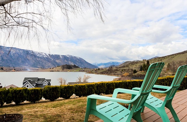 Encantadora casa con gran terraza, patio y vistas al lago Roses.